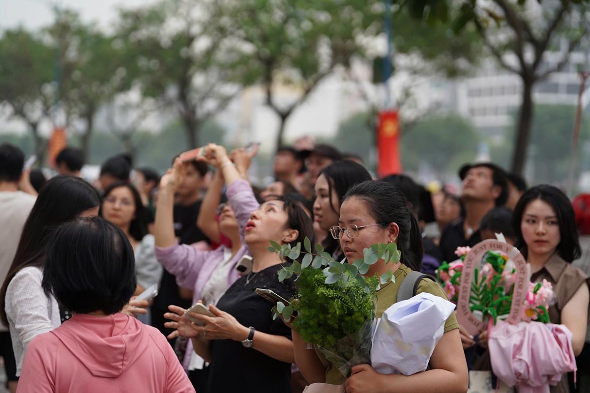Nhieu cu dan hoang loan thao chay xuong dat.