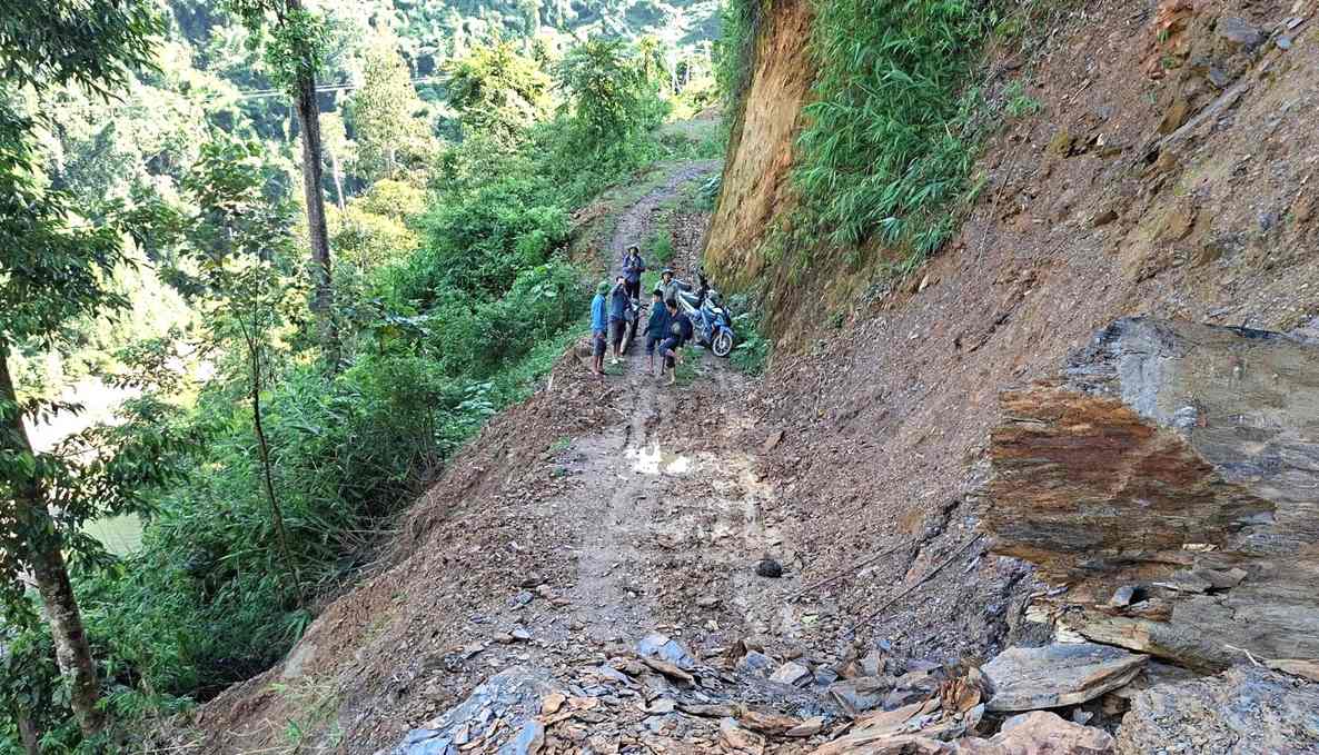 Den chieu 20.10, co ban cac tuyen duong vao ban cua xa Nga My da thong, chi con duong vao ban Na Ngan dang gap kho khan. Anh: Ngoc Tu