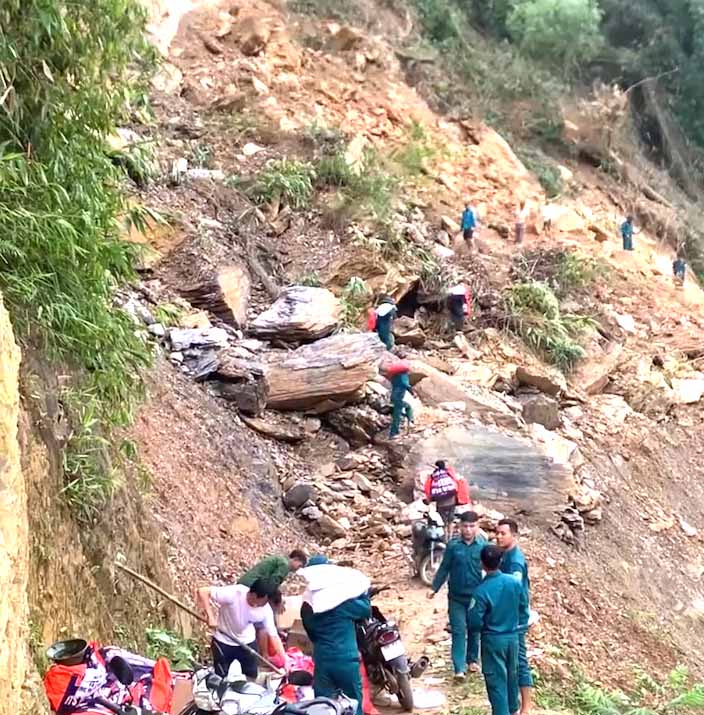 The authorities cleared a supply route for households in Nga My commune (Nghe An) isolated by floods causing landslides on traffic routes. Photo: Ngoc Tu