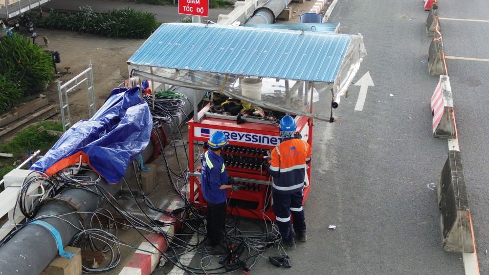 ホーチミン市のノースイースタンゲートウェイブリッジは、同期油圧推進技術を使用して1.25メートル上昇しました