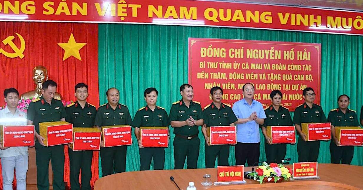 Secretary of the Ca Mau Provincial Party Committee Nguyen Ho Hai presented gifts and encouraged the construction unit of the Ca Mau - Cai Nuoc expressway section. Photo: Nhat Ho