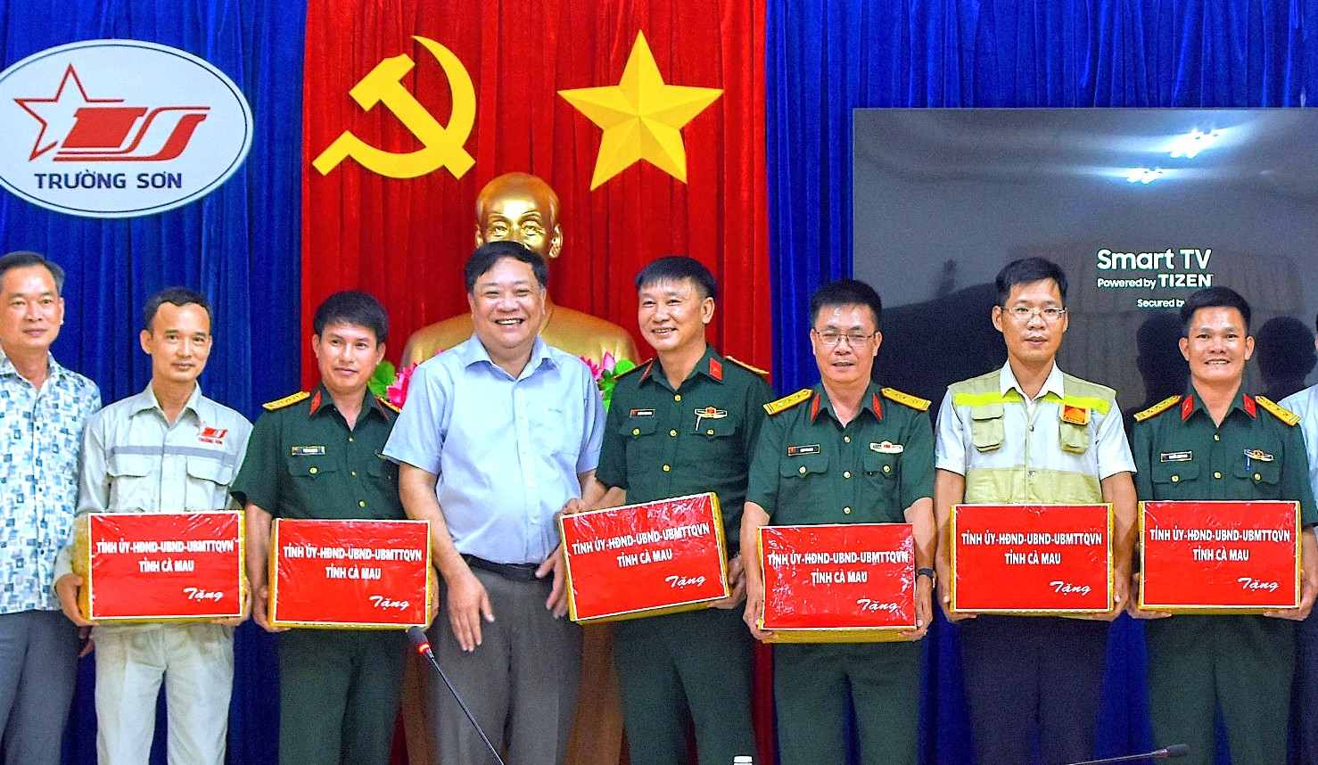 Chu tich UBND tinh Ca Mau Pham Thanh Ngai tang qua dong vien don vi thi cong tai Du an cao toc Cai Nuoc - Dat Mui. Anh: Nhat Ho