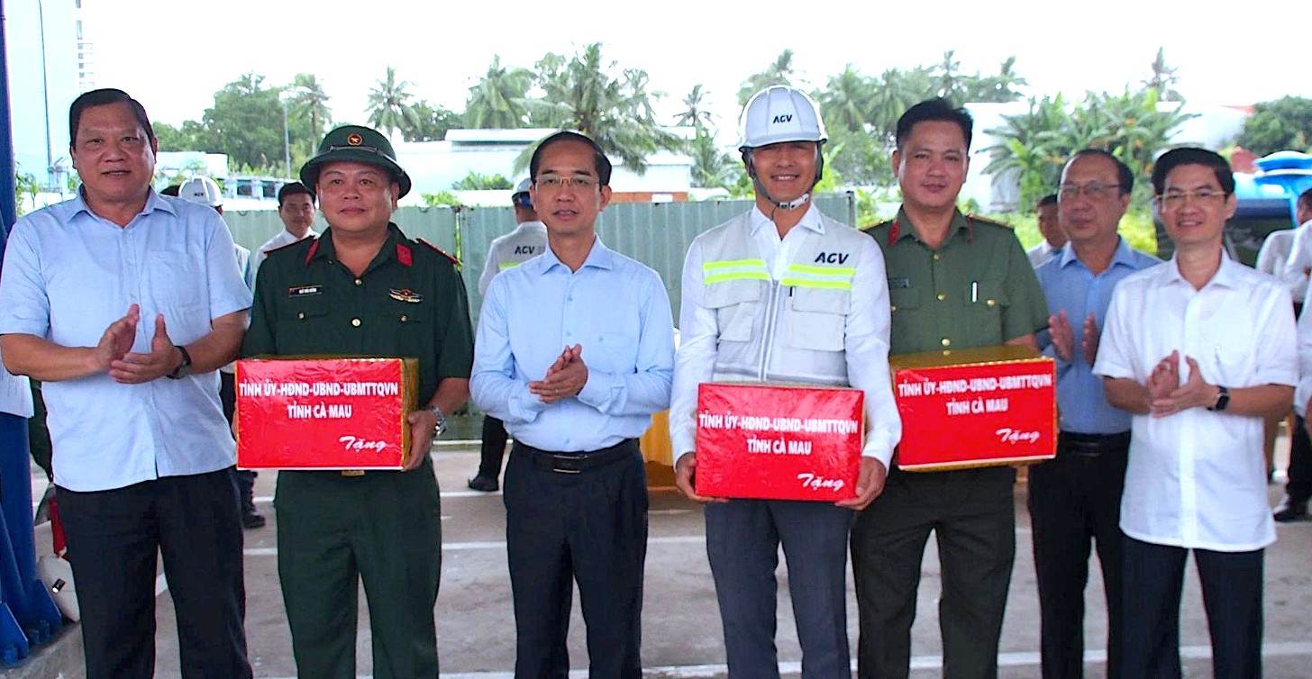 Pho Bi thu Tinh uy Ca Mau Ho Thanh Thuy tang qua dong vien don vi thi cong du an mo rong san bay Ca Mau. Anh: Nhat Ho