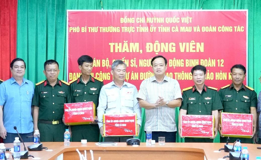 Pho Bi thu Thuong truc Tinh uy Ca Mau Huynh Quoc Viet kiem tra dong vien don vi thi cong tai Du an duong ra dao Hon Khoai. Anh: Nhat Ho