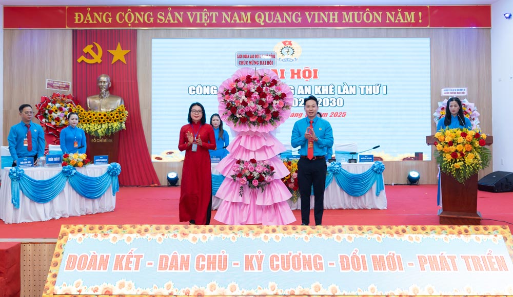 Ms. Phan Thi Thuy Linh (3rd from left), President of the Da Nang City Labor Federation, presented flowers to congratulate the An Khe Ward Trade Union Congress. Photo: Tuong Minh