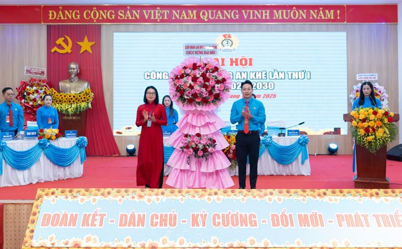 La Sra. Phan Thi Thuy Linh (tercera desde la izquierda) Presidenta de la Federacion Laboral de la ciudad de Da Nang entrega flores para felicitar al Congreso Sindical del barrio de An Khe. Foto: Tuong Minh