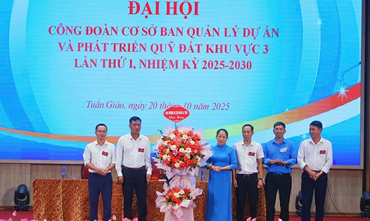 Lãnh đạo LĐLĐ tỉnh Điện Biên chúc mừng Đại hội Công đoàn cơ sở Ban Quản lý Dự án và Phát triển quỹ đất khu vực 3. Ảnh: Giang Nam