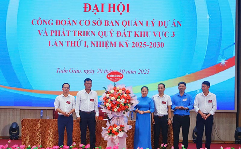 The leaders of the Dien Bien Provincial Federation of Labor congratulated the Congress of the Trade Union of the Project Management and Land Fund Development Board of Region 3. Photo: Giang Nam