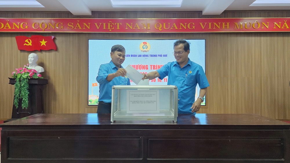 Leaders of the Hue City Labor Federation donated to support people in the northern provinces that suffered heavy damage due to the storm. Photo: Hue Trade Union