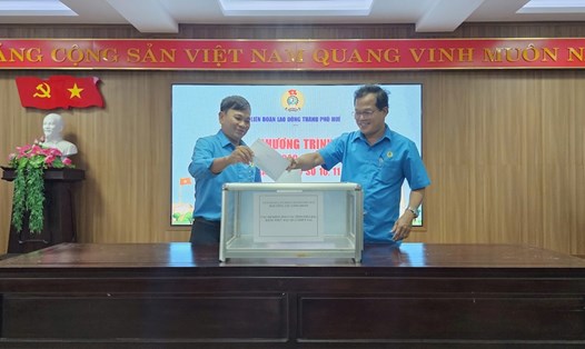 Lãnh đạo LĐLĐ TP Huế quyên góp ủng hộ đồng bào các tỉnh phía Bắc bị thiệt hại nặng nề do bão. Ảnh: Công đoàn Huế