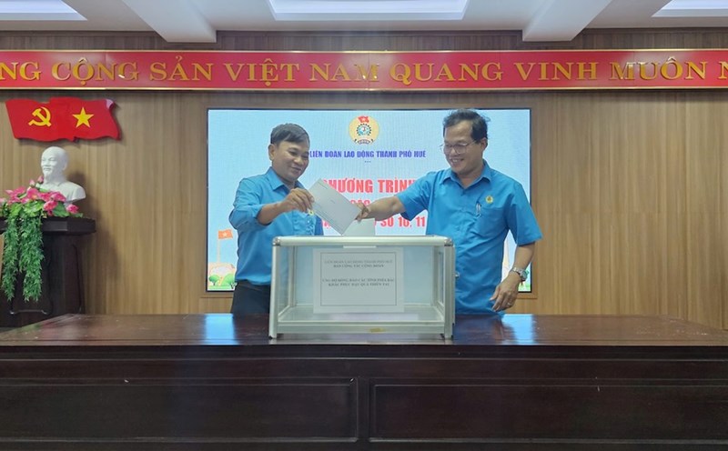 Leaders of the Hue City Labor Federation donated to support people in the northern provinces that suffered heavy damage due to the storm. Photo: Hue Trade Union