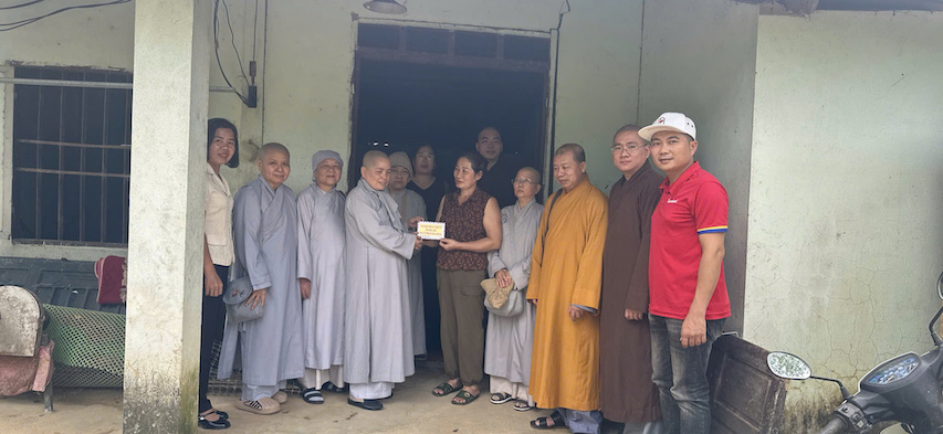 Doan Tang Ni, a Buddhist convert of Vinh Long province, presented gifts to support people affected by storms and floods in Thai Nguyen province. Photo: Truc Mai