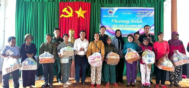 800개의 선물이 국경 수비대에 의해 학생과 국경 지역 주민들에게 전달되었습니다. 사진: Q. 안