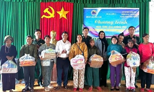 800 suất quà được Bộ đội Biên phòng trao tặng đến tay học sinh, người dân khu vực biên giới. Ảnh: Q. An