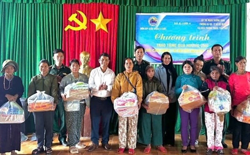 800 gifts were presented by the Border Guard to students and people in the border area. Photo: Q. An