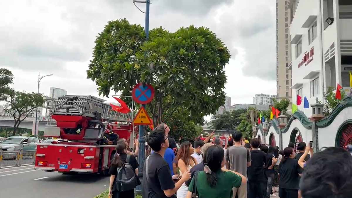 Scene of a major fire at a 27-storey apartment building at the foot of Ong Lanh Bridge in Ho Chi Minh City, traffic congestion. Photo: Minh Tam