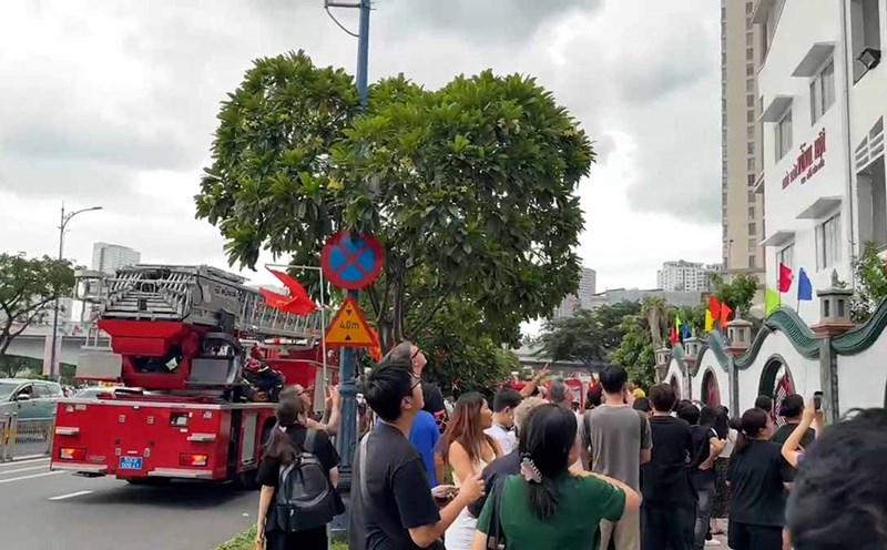 Escena del gran incendio de un edificio de apartamentos de 27 pisos al pie del puente Ong Lanh en Ciudad Ho Chi Minh congestionado por el trafico. Foto: Minh Tam