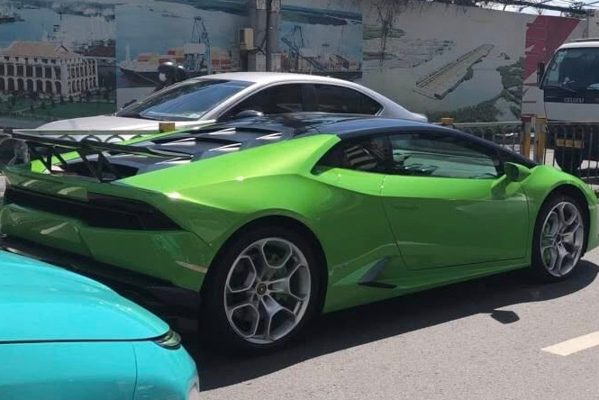 El raro Lamborghini Huracan LP610-4 azul marino de un empresario en Ciudad Ho Chi Minh llama la atencion al aparecer en las calles. Foto: Huy Pham