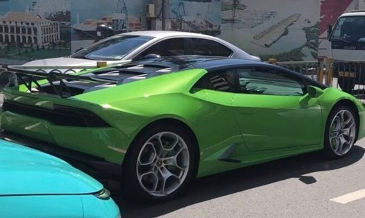 Chiếc Lamborghini Huracan LP610-4 màu xanh cốm hiếm gặp của một doanh nhân tại TPHCM, gây chú ý khi xuất hiện trên đường phố. Ảnh: Huy Phạm