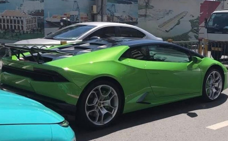 The rare green-pink Lamborghini Huracan LP610-4 of a businessman in Ho Chi Minh City attracted attention when appearing on the streets. Photo: Huy Pham