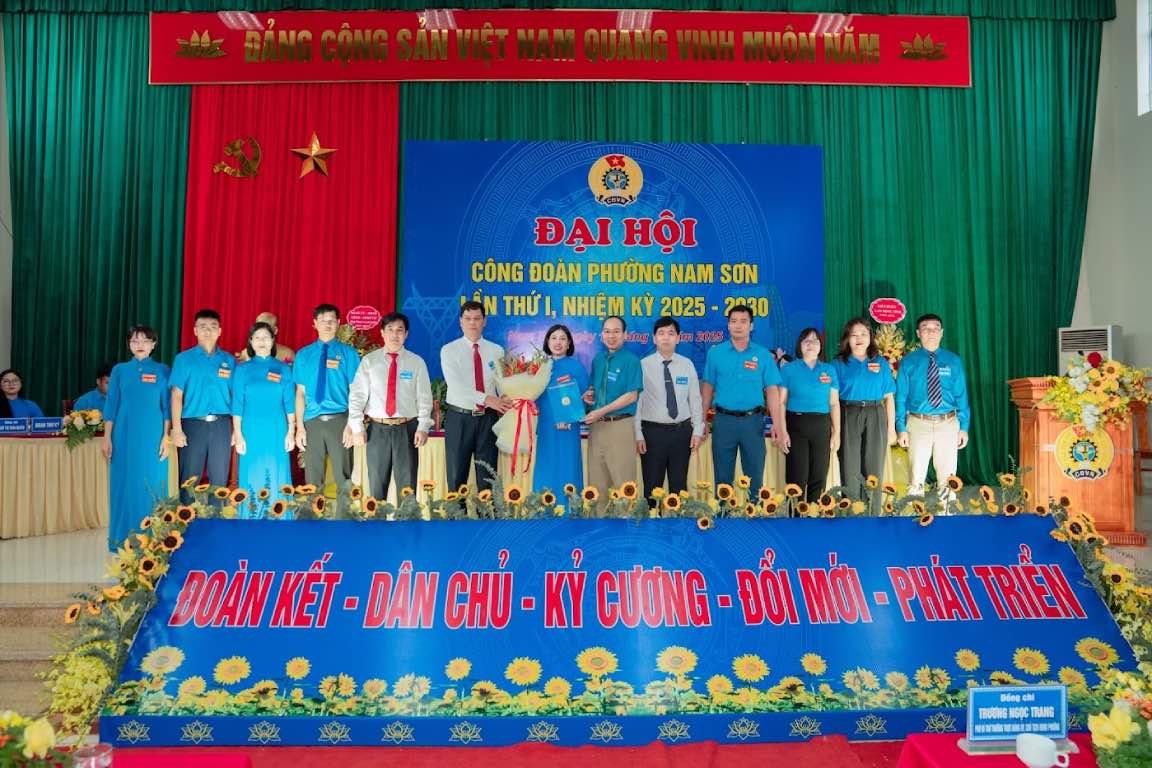 The Executive Committee of the Nam Son Ward Trade Union for the 2025 - 2030 term launched the Congress. Photo: Nam Son Ward Union