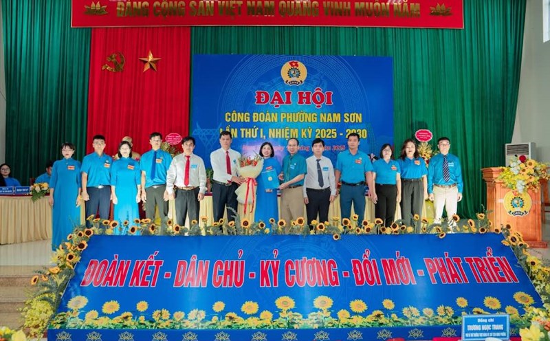 The Executive Committee of the Nam Son Ward Trade Union for the 2025 - 2030 term launched the Congress. Photo: Nam Son Ward Union