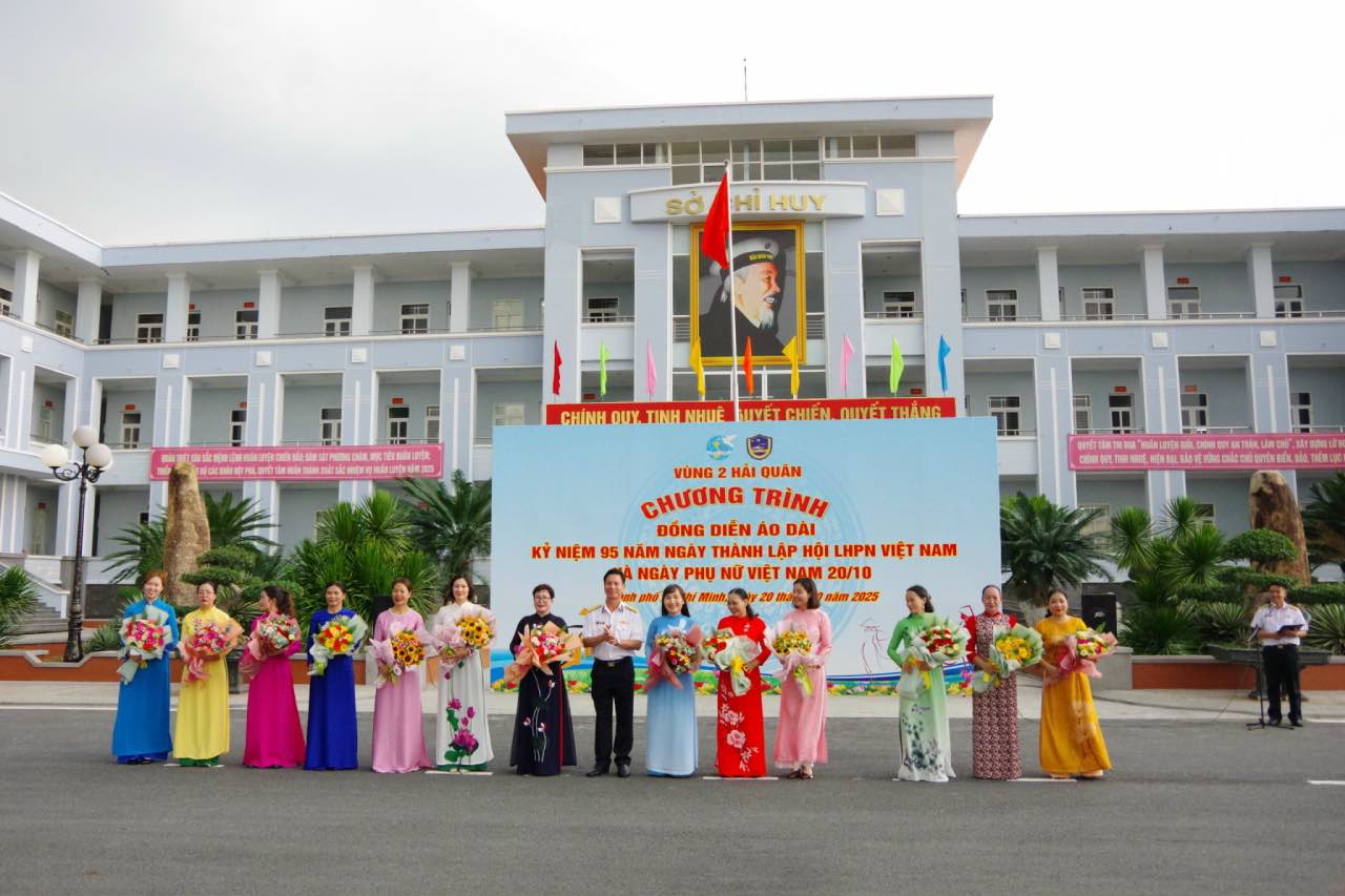 Vung 2 Hai quan to chuc Chuong trinh gap mat, giao luu va dong dien ao dai nam 2025. Anh: Phuong Anh