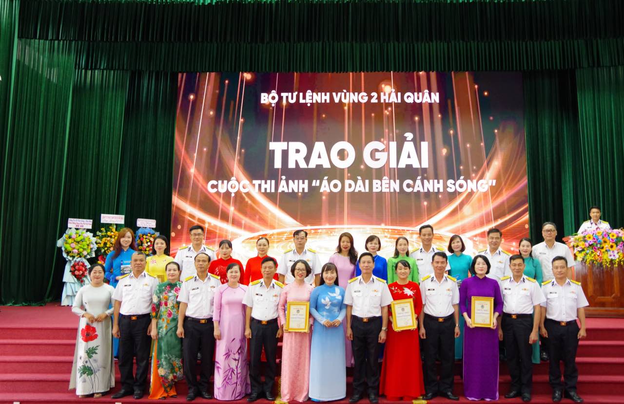 The Organizing Committee awarded prizes to individuals with high achievements in the competition. Photo: Phuong Anh