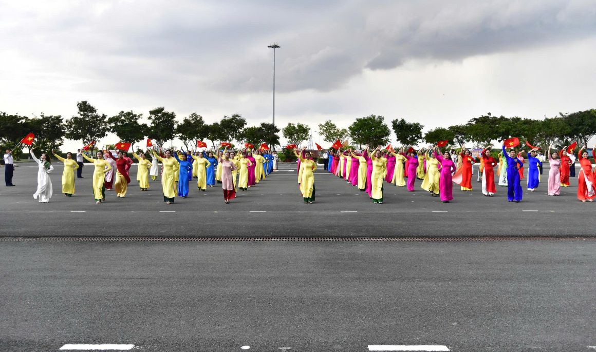 Quang canh buoi dong dien ao dai. Anh: Van Duong