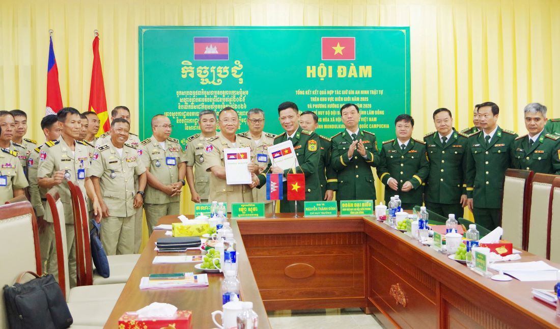 The Border Guard Command of Lam Dong province and the Mondulkiri Provincial Police Department signed a minutes of talks. Photo: Van Hoan