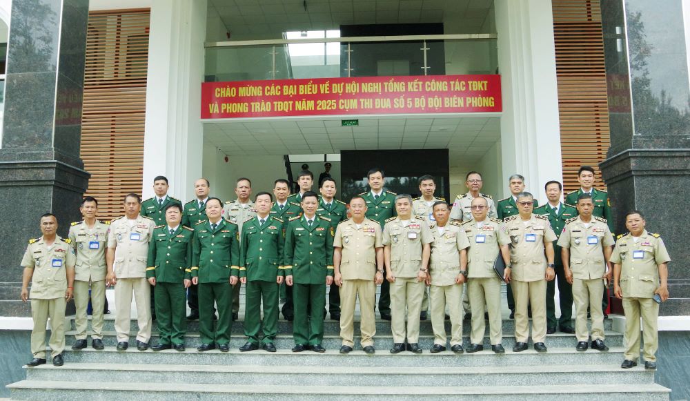 Doan dai bieu Ban Chi huy BDBP tinh Lam Dong va Cong an tinh Mondulkiri chup hinh luu niem. Anh: Van Hoan