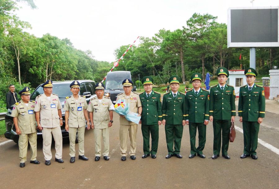 Dai dien Ban Chi huy BDBP tinh Lam Dong don va tang hoa chuc mung Doan dai bieu Ty Cong an tinh Mondulkiri tai Cua khau Bu P’rang. Anh: Van Hoan