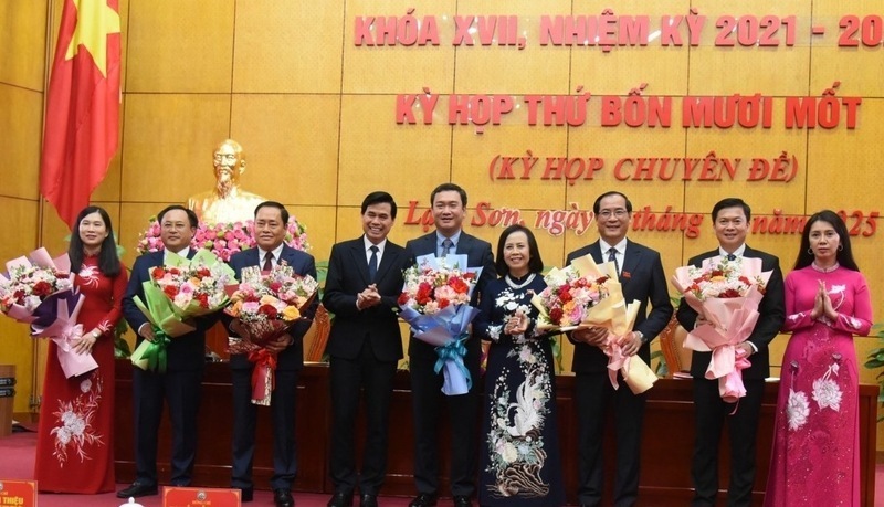 Bi thu Tinh uy va Pho Bi thu Thuong truc Tinh uy, Chu tich HDND tinh Lang Son tang hoa chuc mung cac dong chi duoc bau, mien nhiem cac chuc danh tai ky hop. Anh: Duong Duyen