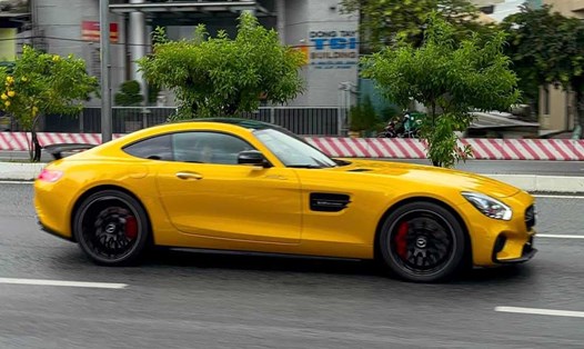 Chiếc Mercedes-AMG GT S Edition 1 màu vàng nổi bật của một doanh nhân tại TPHCM, thuộc số ít xe cùng loại có mặt tại Việt Nam. Ảnh: Hoàng Nguyễn