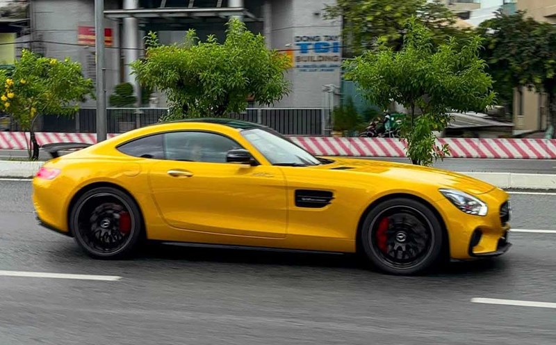 The outstanding yellow Mercedes-AMG GT S Edition 1 of a businessman in Ho Chi Minh City is one of the few cars of the same type in Vietnam. Photo: Hoang Nguyen