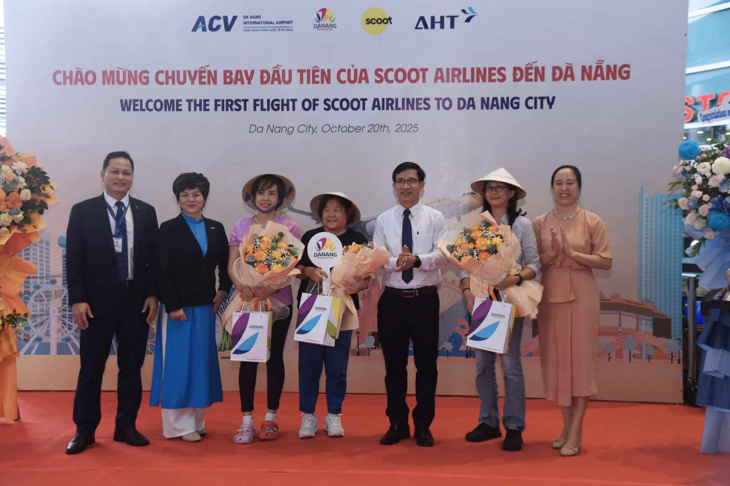 Da Nang welcomes the first flight of Scoot Airlines from Singapore. Photo: Tran Thi