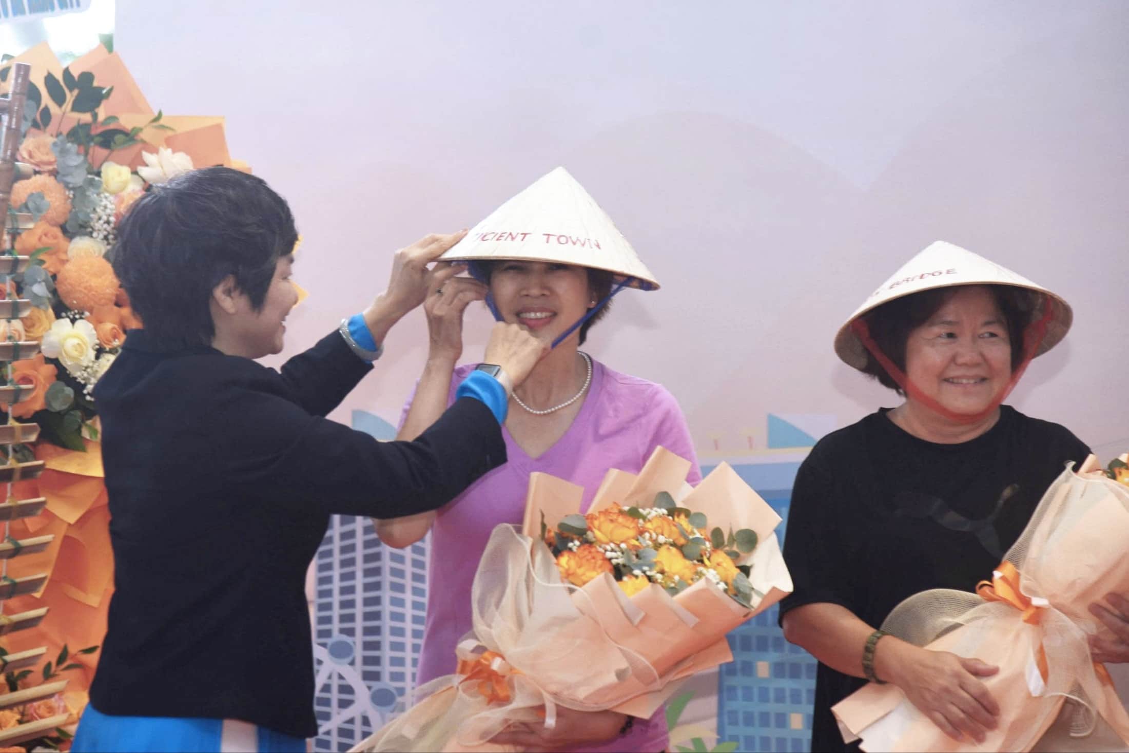 Du khach to ra rat hao hung va xuc dong truoc su don tiep nong hau, than thien va hieu khach cua thanh pho Da Nang. Anh: Tran Thi