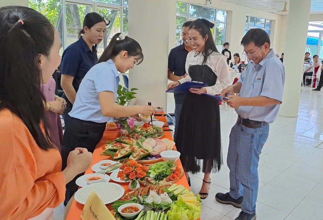Ban to chuc cham cac mon an du thi. Anh: Pham Duy 
