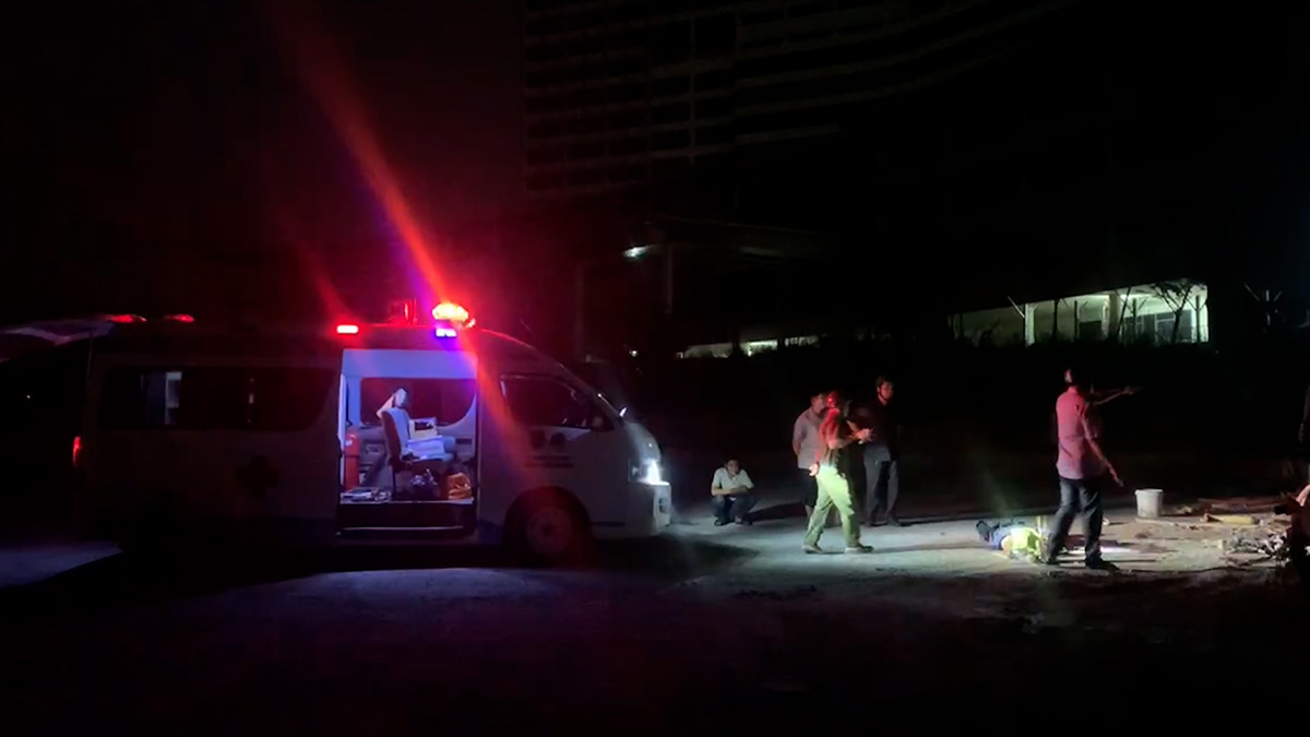 The scene of the accident where a worker was buried by soil at the 1,500-bed Hospital. Photo: Dinh Trong