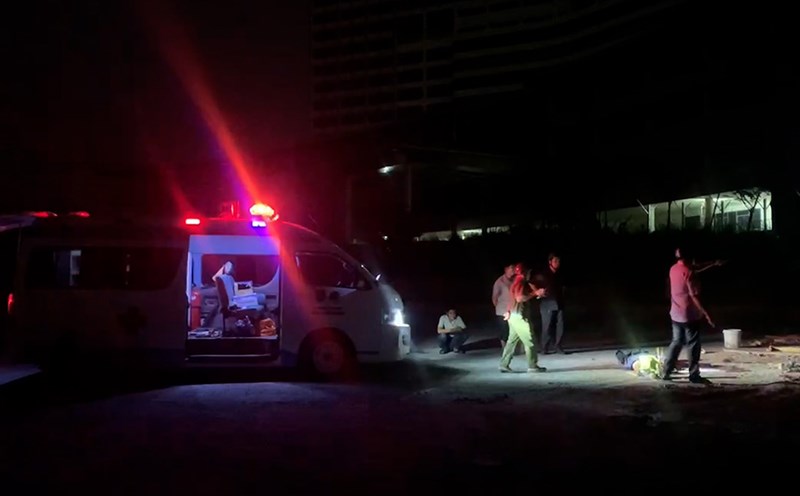 Escena del accidente de los trabajadores enterrados por la tierra en el edificio del Hospital de 1.500 camas. Foto: Dinh Trong