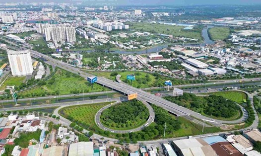 Đoạn cuối đường Võ Văn Kiệt giao với Quốc lộ 1 (TPHCM). Ảnh: Anh Tú