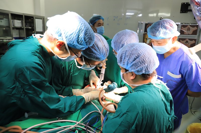 Cac bac si thuc hien mot ca phau thuat. Anh: Thuy Linh
