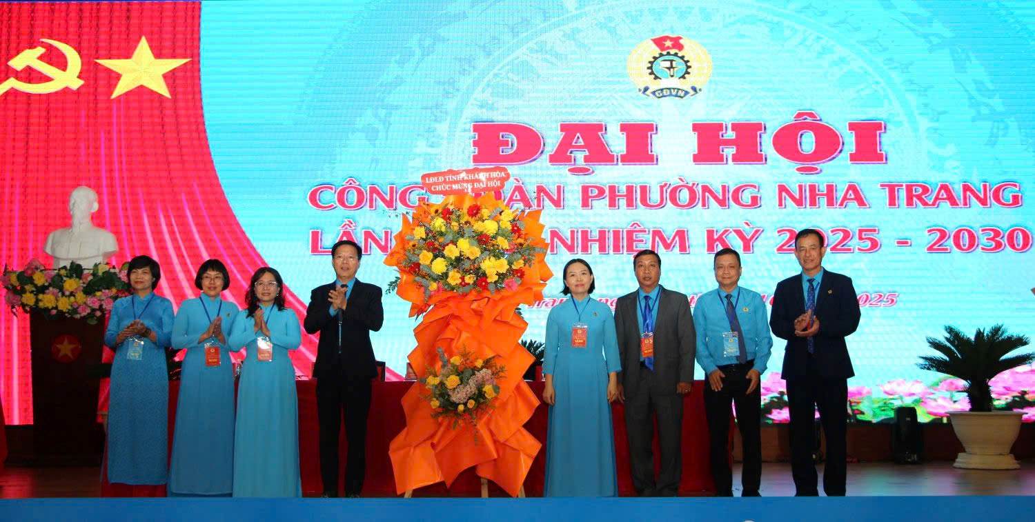 Leaders of Khanh Hoa Provincial Federation of Labor presented flowers to congratulate the 1st Nha Trang Ward Trade Union Congress. Photo: Phuong Linh