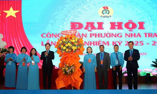Lãnh đạo LĐLĐ tỉnh Khánh Hòa tặng hoa chúc mừng Đại hội Công đoàn phường Nha Trang lần thứ I. Ảnh: Phương Linh