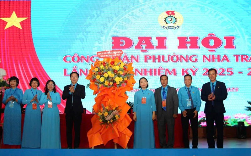 Lideres de la Federacion Laboral de la provincia de Khanh Hoa entregan flores para felicitar el I Congreso Sindical del barrio de Nha Trang. Foto: Phuong Linh