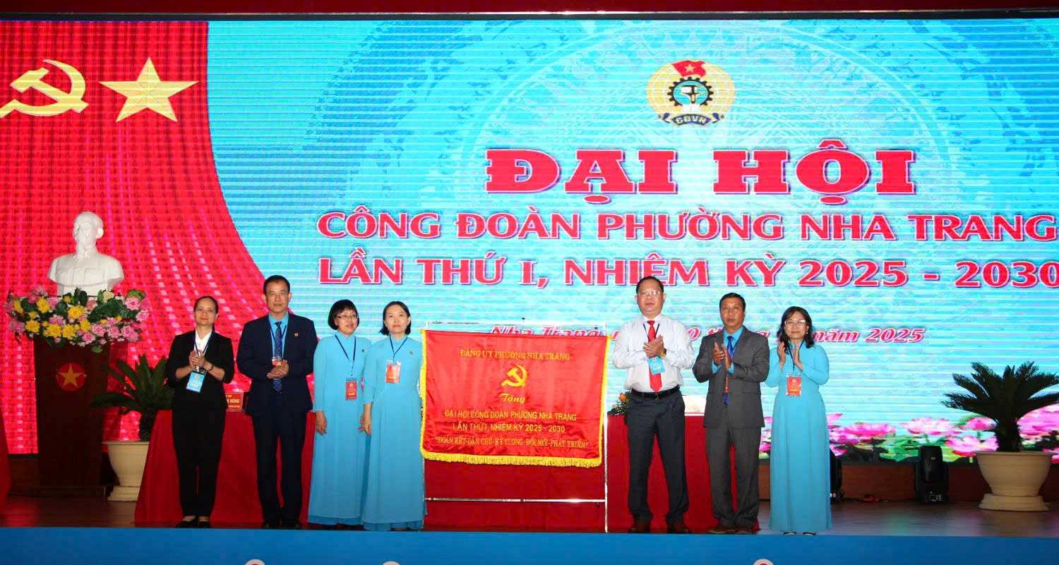 Lanh dao Dang uy phuong Nha Trang chuc mung Dai hoi Cong doan phuong Nha Trang lan thu I, nhiem ky 2025-2030. Anh: Phuong Linh