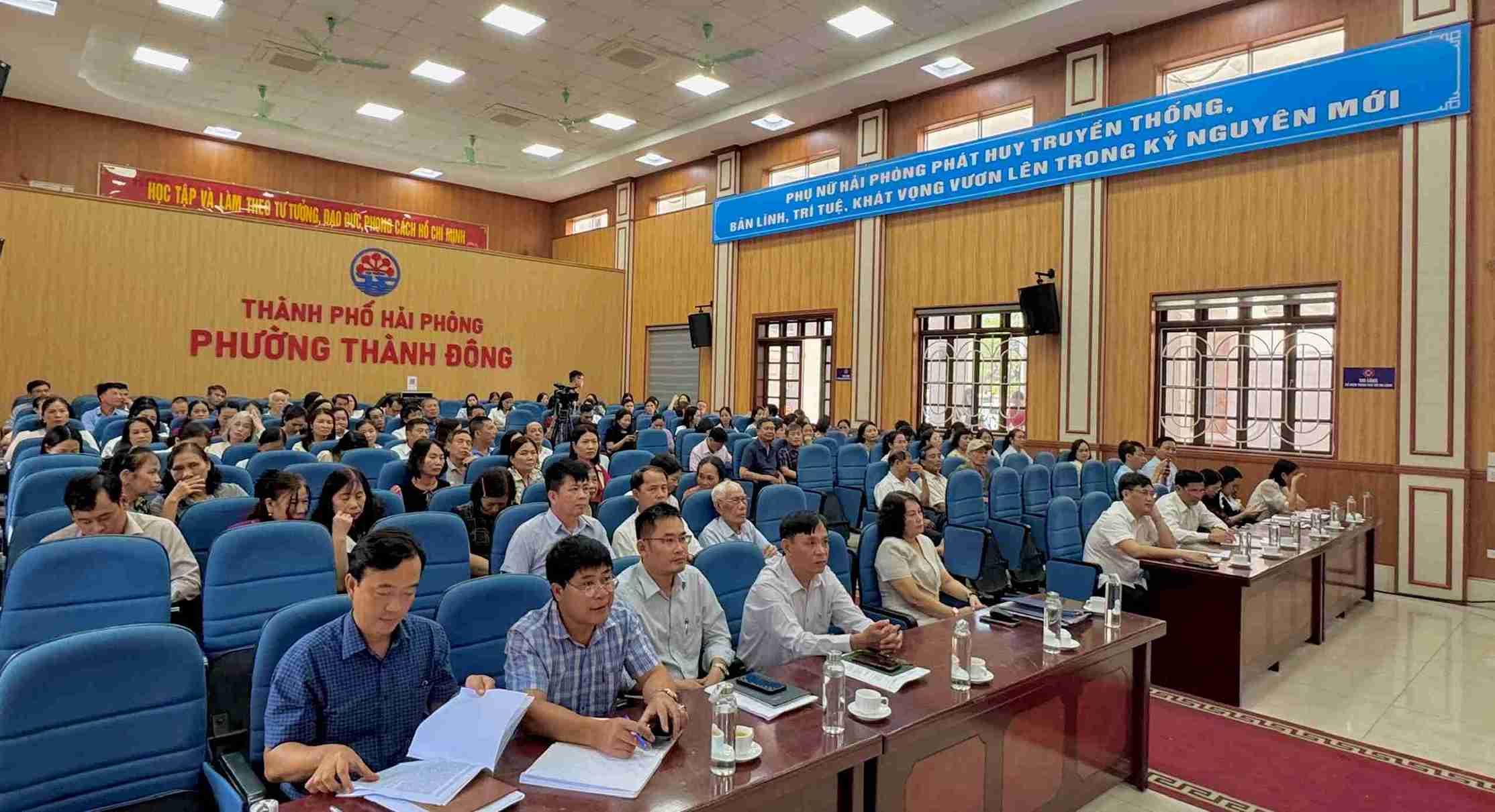 Cadres, civil servants, and workers of the Thanh Dong Ward Education sector attended the conference. Photo: Thanh Trung