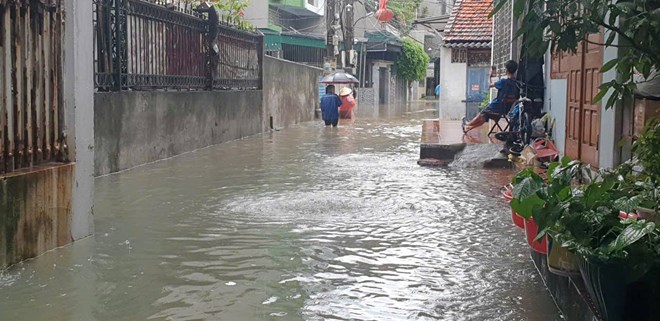 Mưa lớn khiến nhiều khu phố ở phường Hà Lầm, tỉnh Quảng Ninh ngập nặng. Ảnh: Nguyễn Hùng