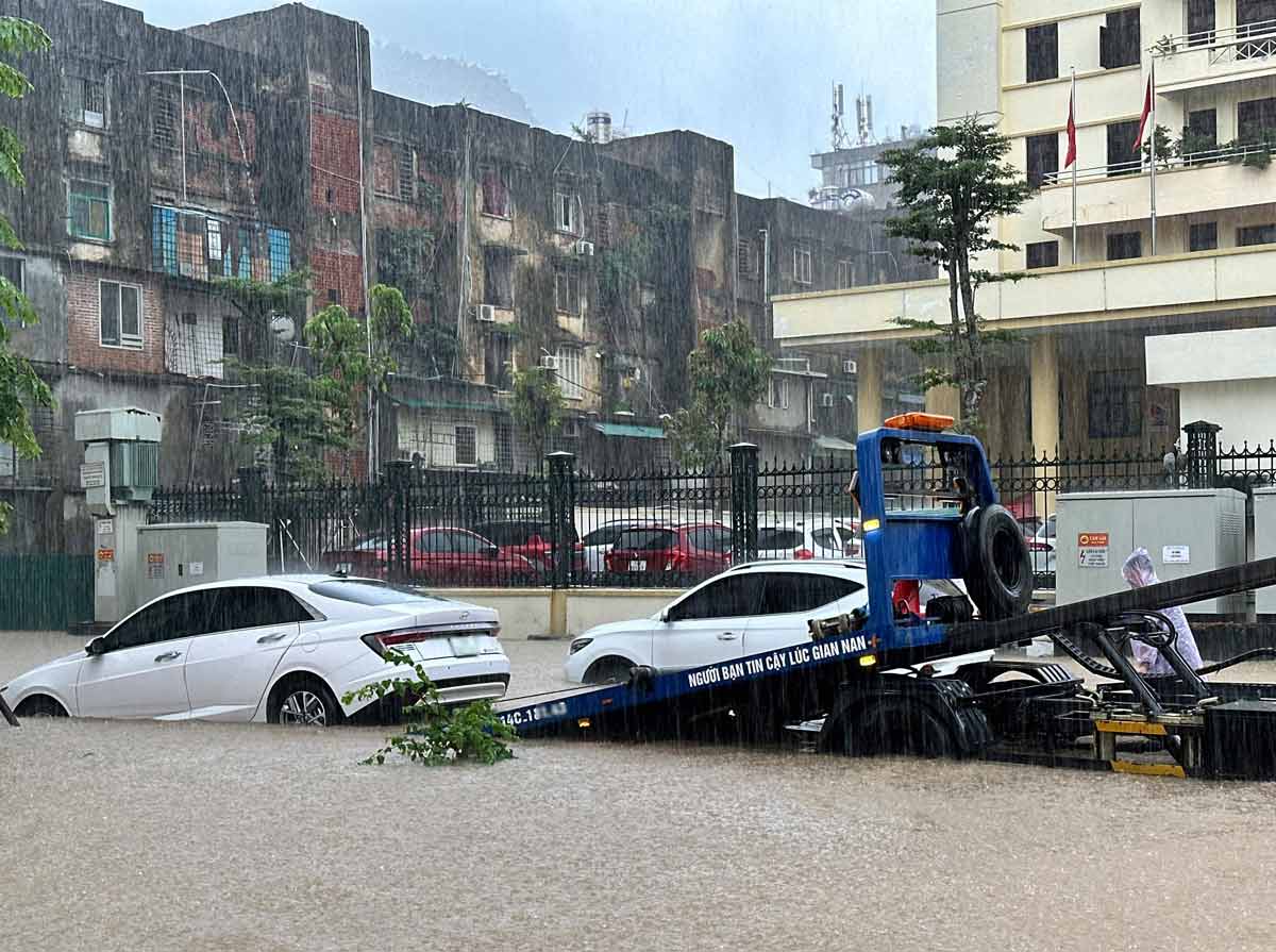 꽝닌성 홍가이빈동 25/4번 도로에서 침수된 차량 구조. 사진: Doan Hung