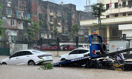 Cứu hộ xe bị ngập nước tại đường 25/4, phường Hồng Gai, tỉnh Quảng Ninh. Ảnh: Đoàn Hưng